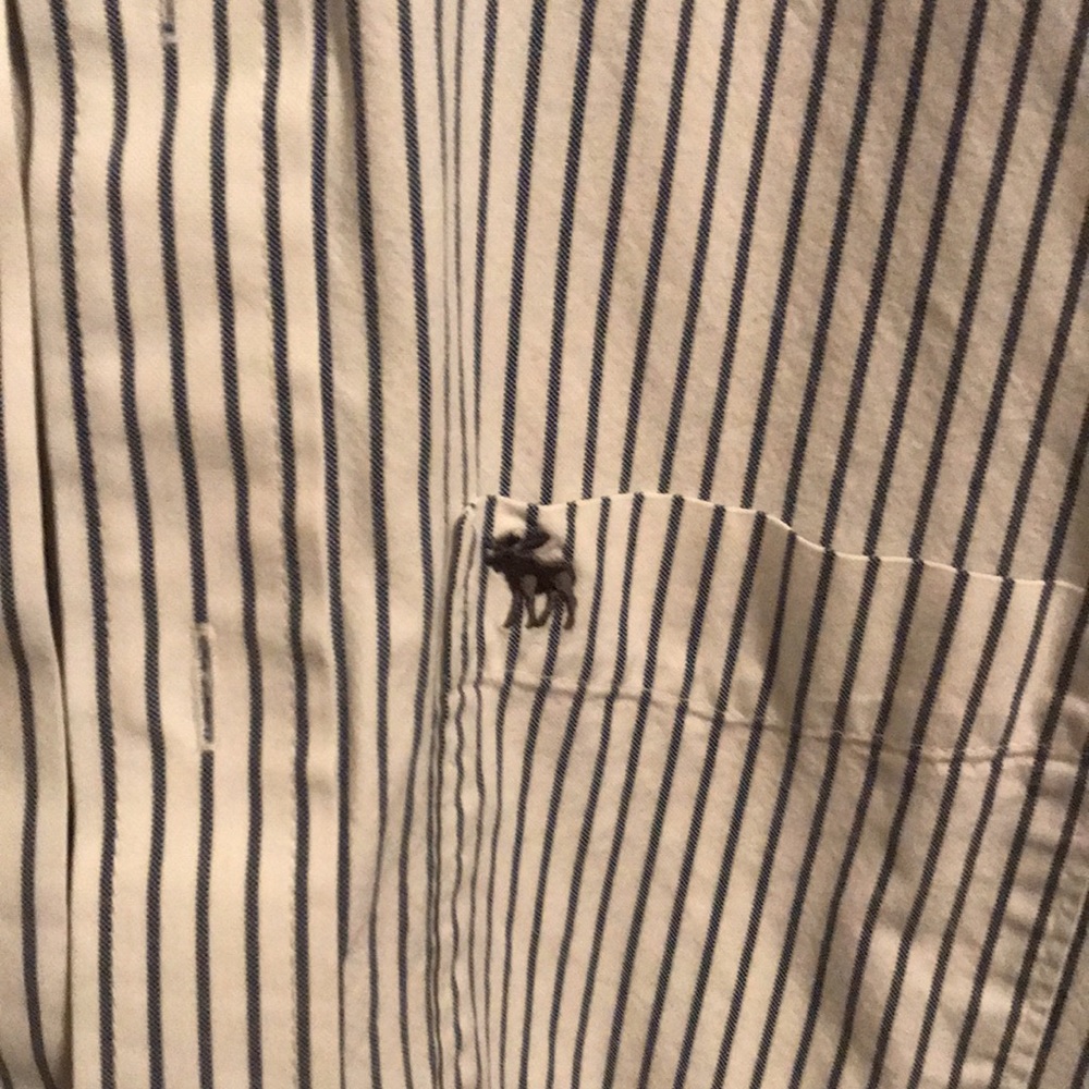 Button down - Picture 2 of 3